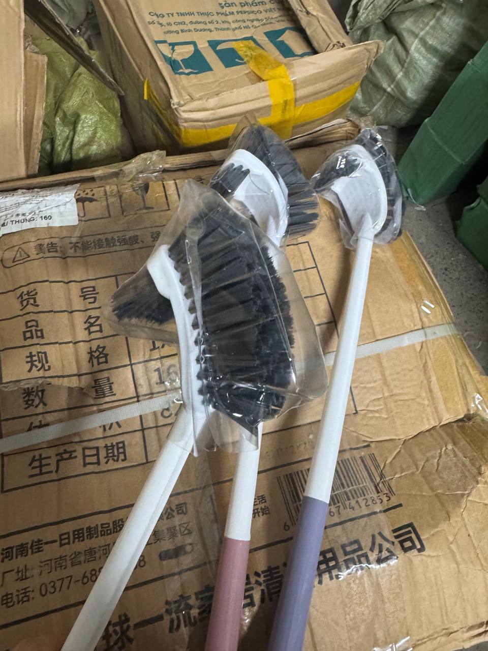 Chổi cọ toilet nhà vệ sinh nhà tắm cong 2 mặt cán dài