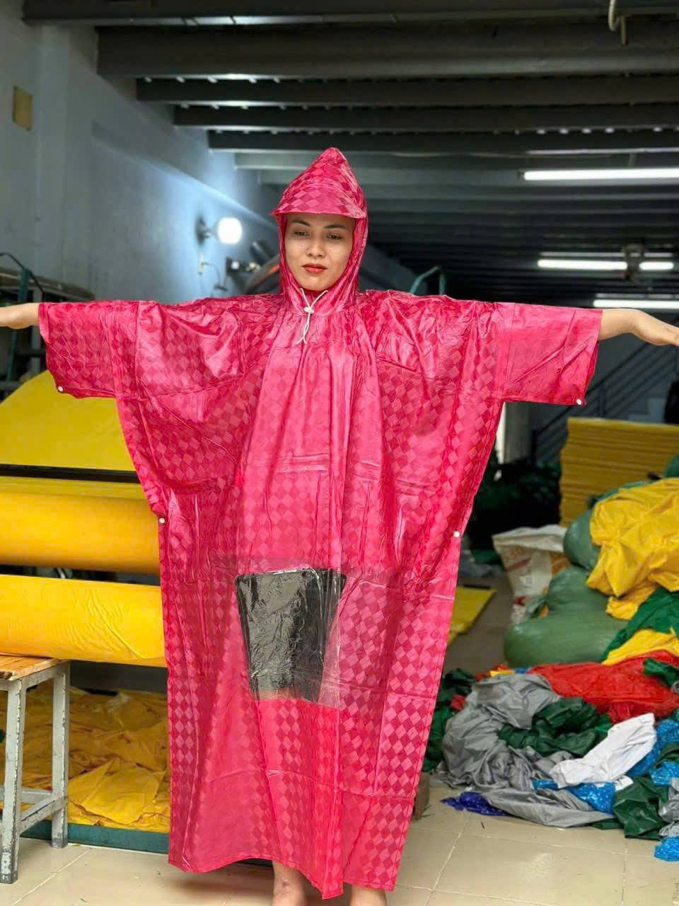 Áo mưa cánh dơi nhựa 1m4 Caro nhựa có kiếng đèn